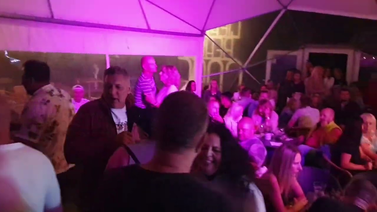 Lustīgais blumīzers karsē  pludmali