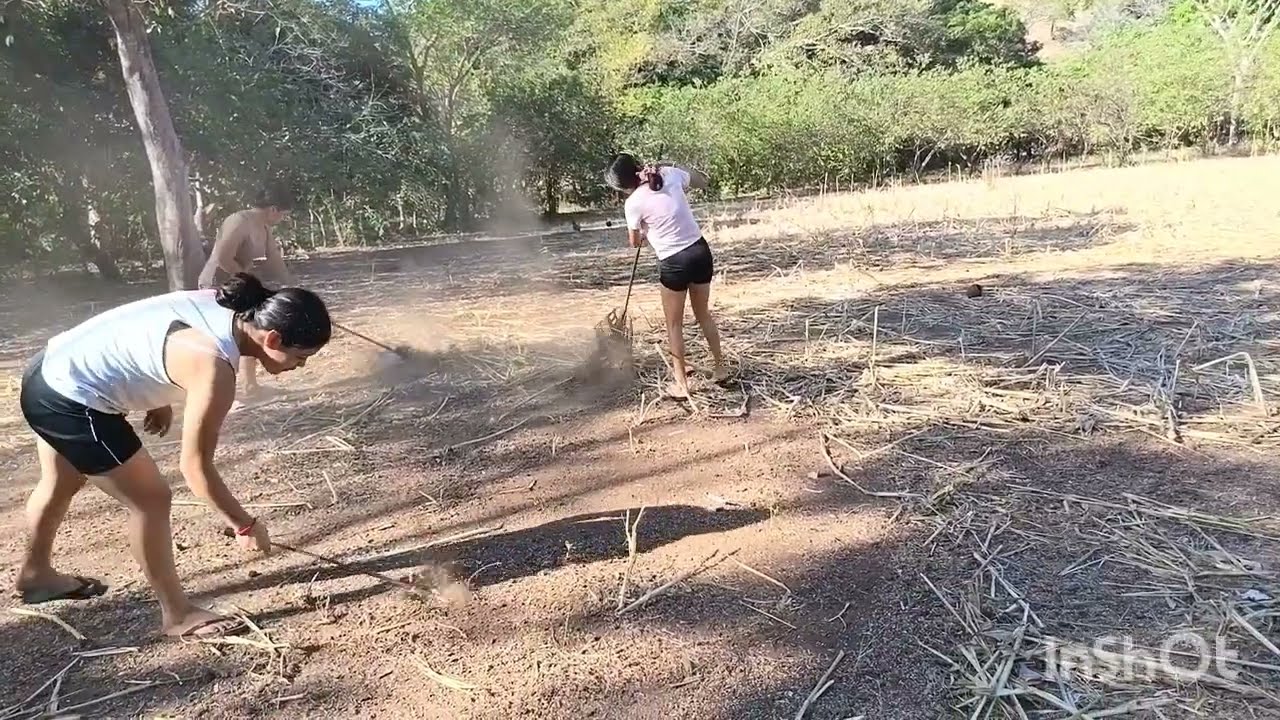 Limpiando para hacer una canchita 