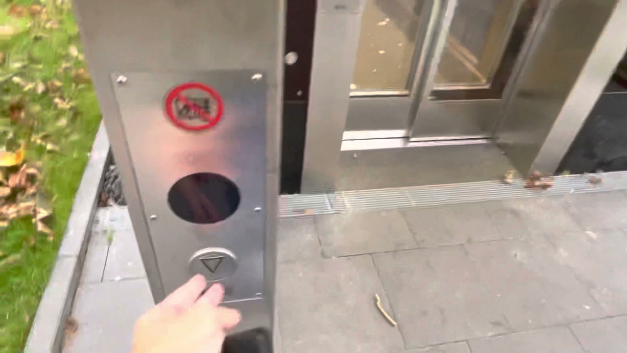 (Revisit) Nagelneue Braun Aufzüge im U-Bahnhof Philharmonie in Essen