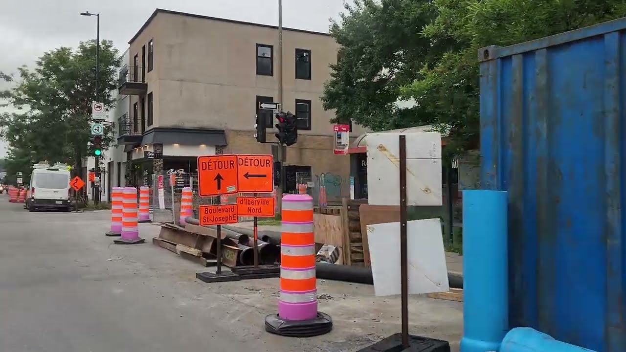La construccion es un problema para conducir en la Ciudad de Montreal . Verano en Canad&aacute; 4k v&iacute;deo