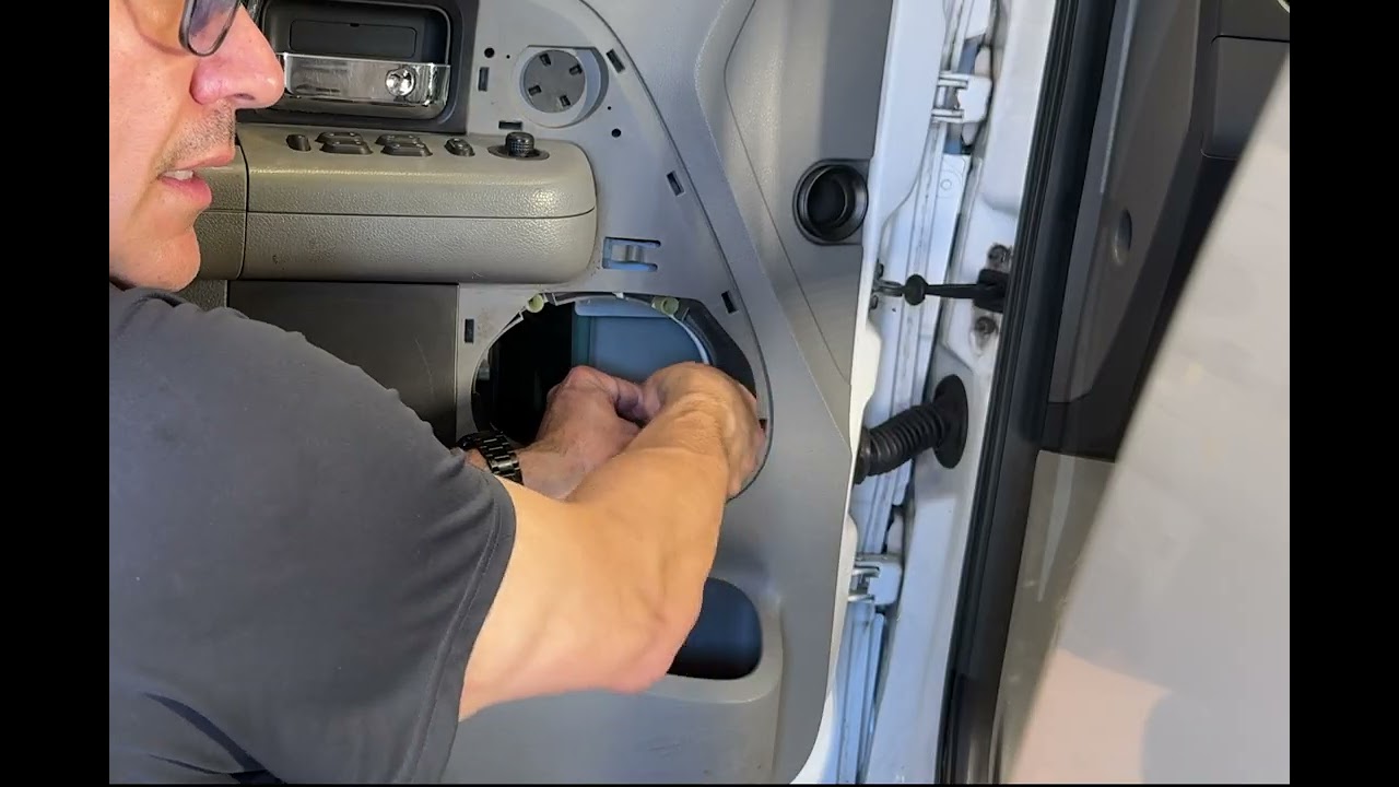 Как установить динамики в переднюю дверь на Ford F150 XLT 2004-2008 годов выпуска, простое пошаго...