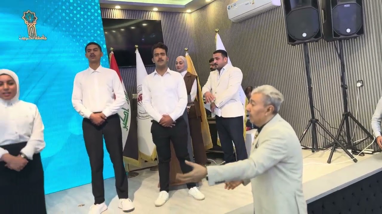 عدد من طالبات وطلاب معهد الفنون الجميلة يرددون نشيد جامعة تكريت خلال فعاليات المؤتمر الدولي الثاني