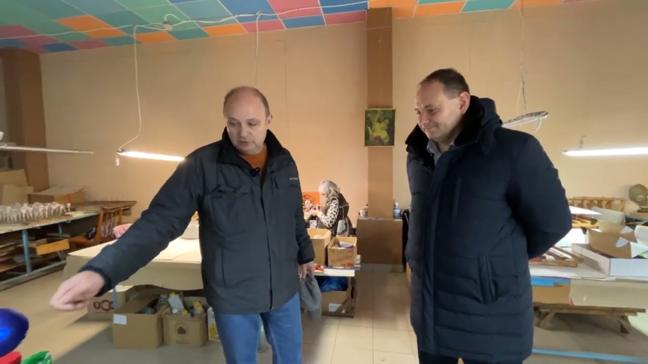 Побував у святковій майстерні🎄 У нашому місті вже багато років виготовляють ялинкові прикраси