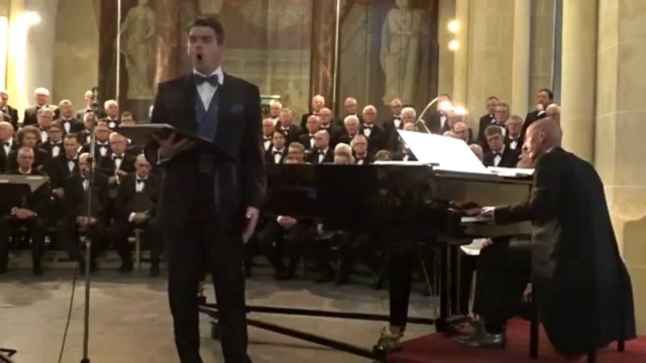 Ard Kamphuis zingt 