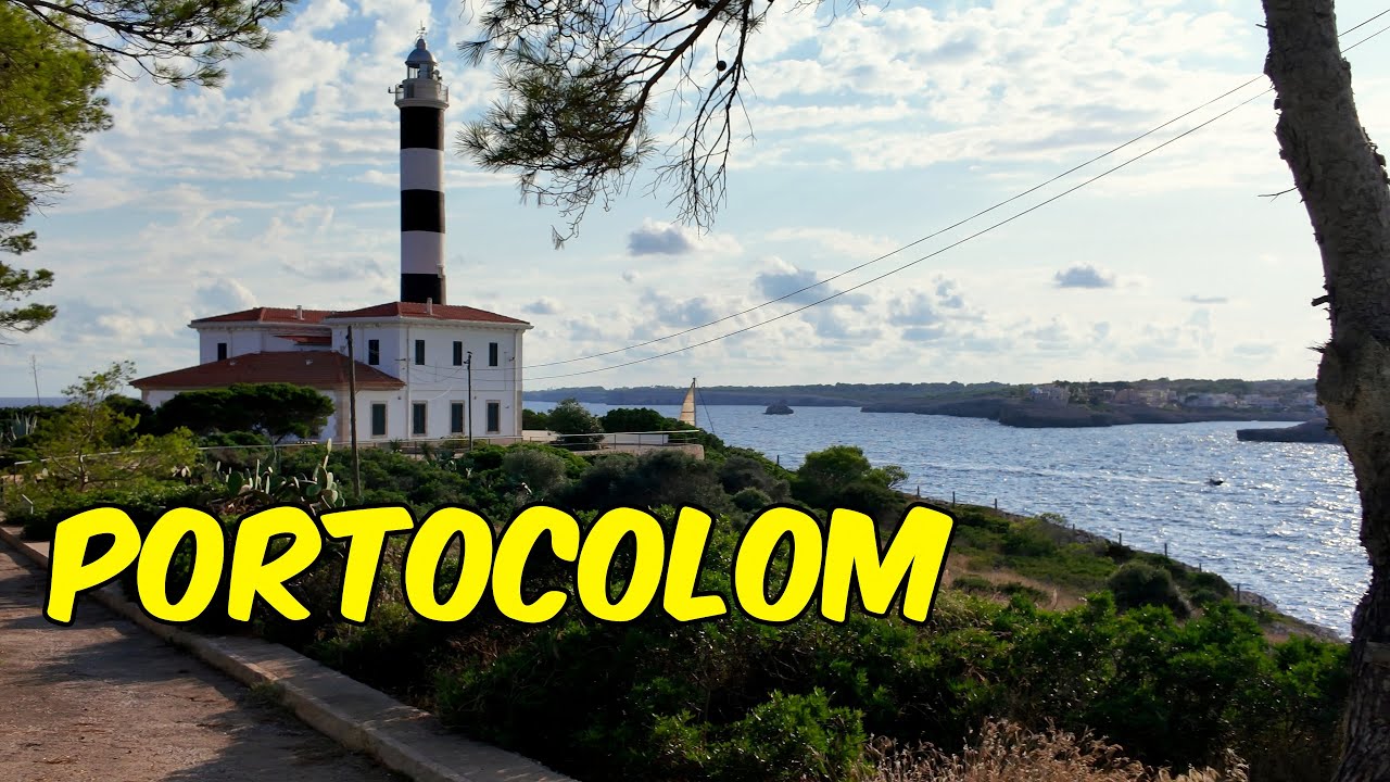 Fahrt durch Portocolom - größter Naturhafen Mallorcas - Leuchtturm -  Mallorca 2025