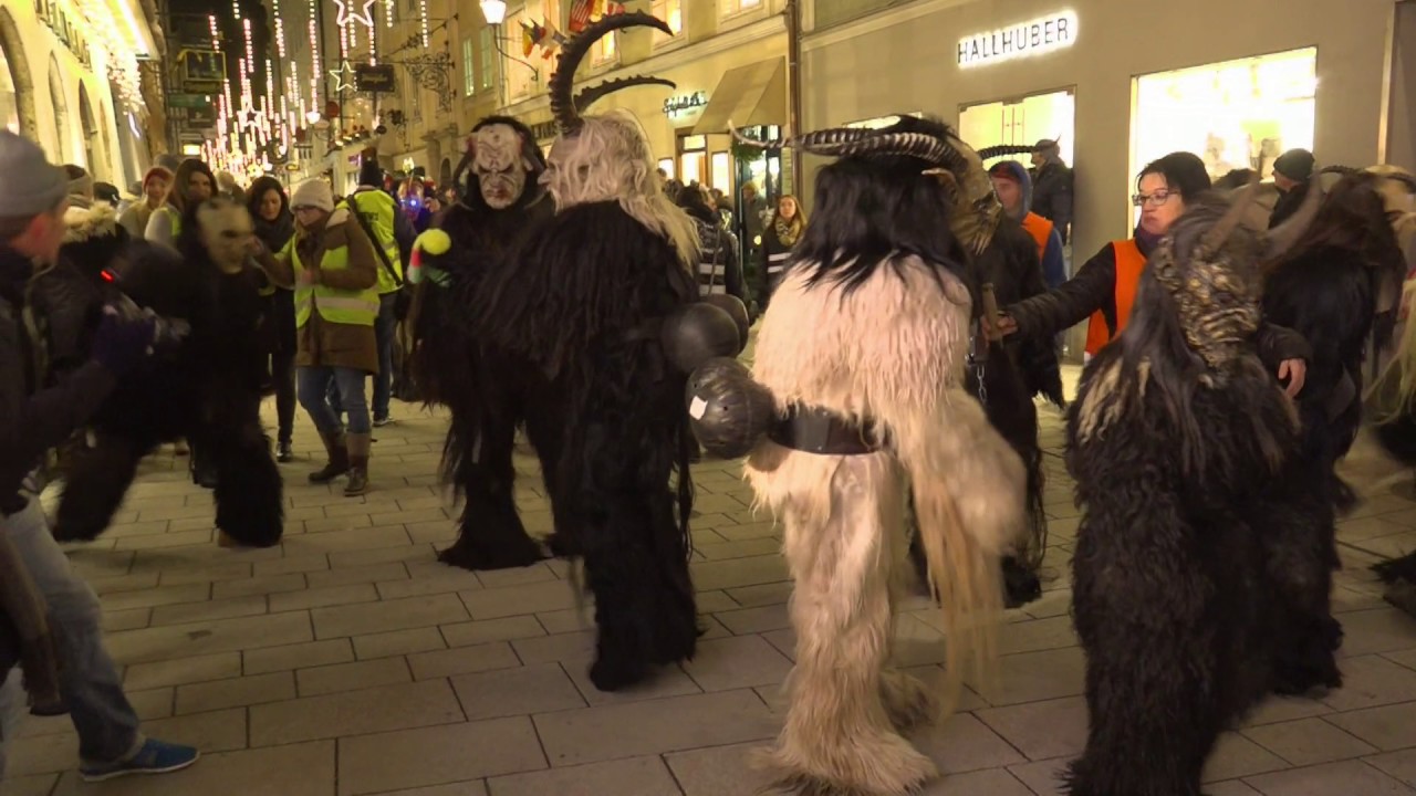 Krampuslauf am Krampustag in Salzburg - die hauen zu