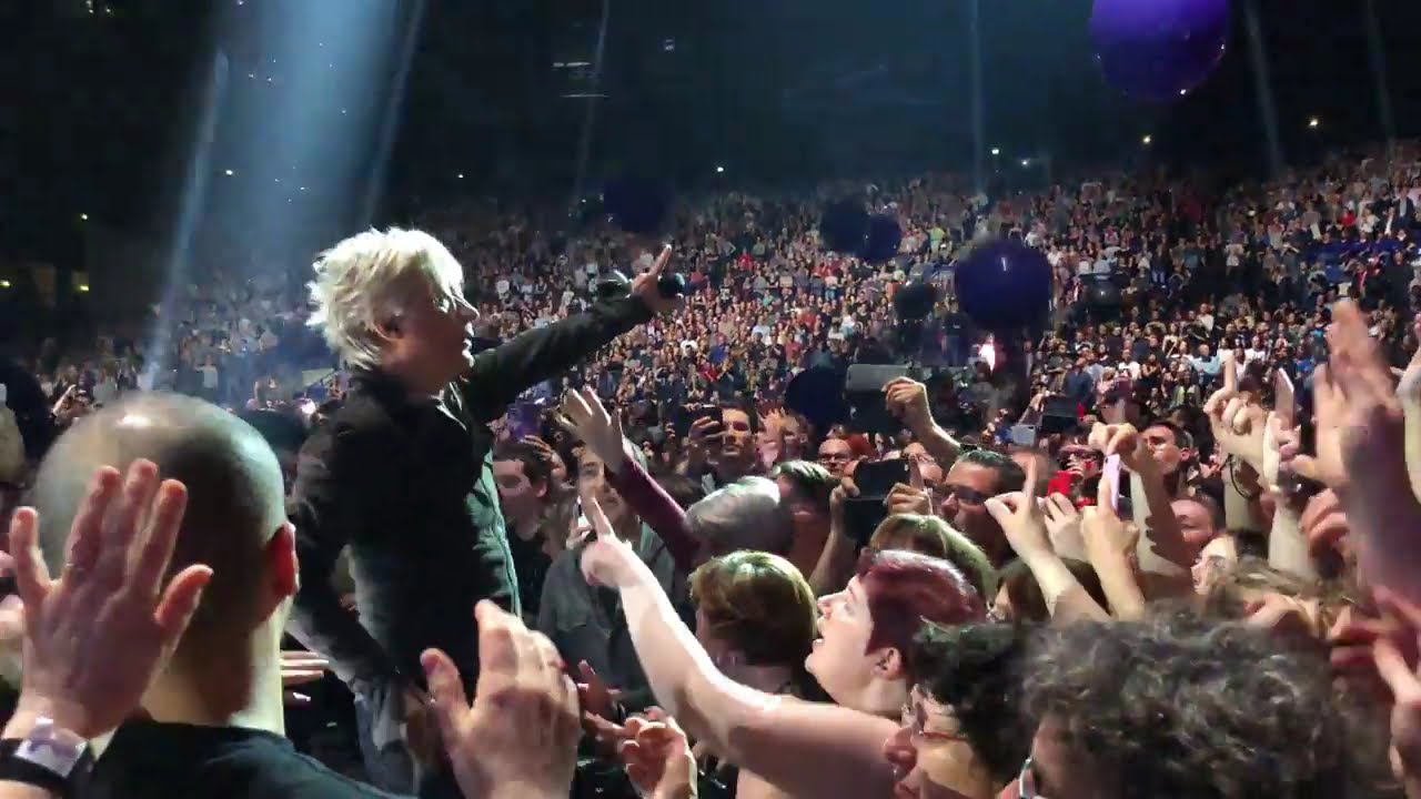 Indochine - L'Aventurier, live 13 Tour (extrait)
