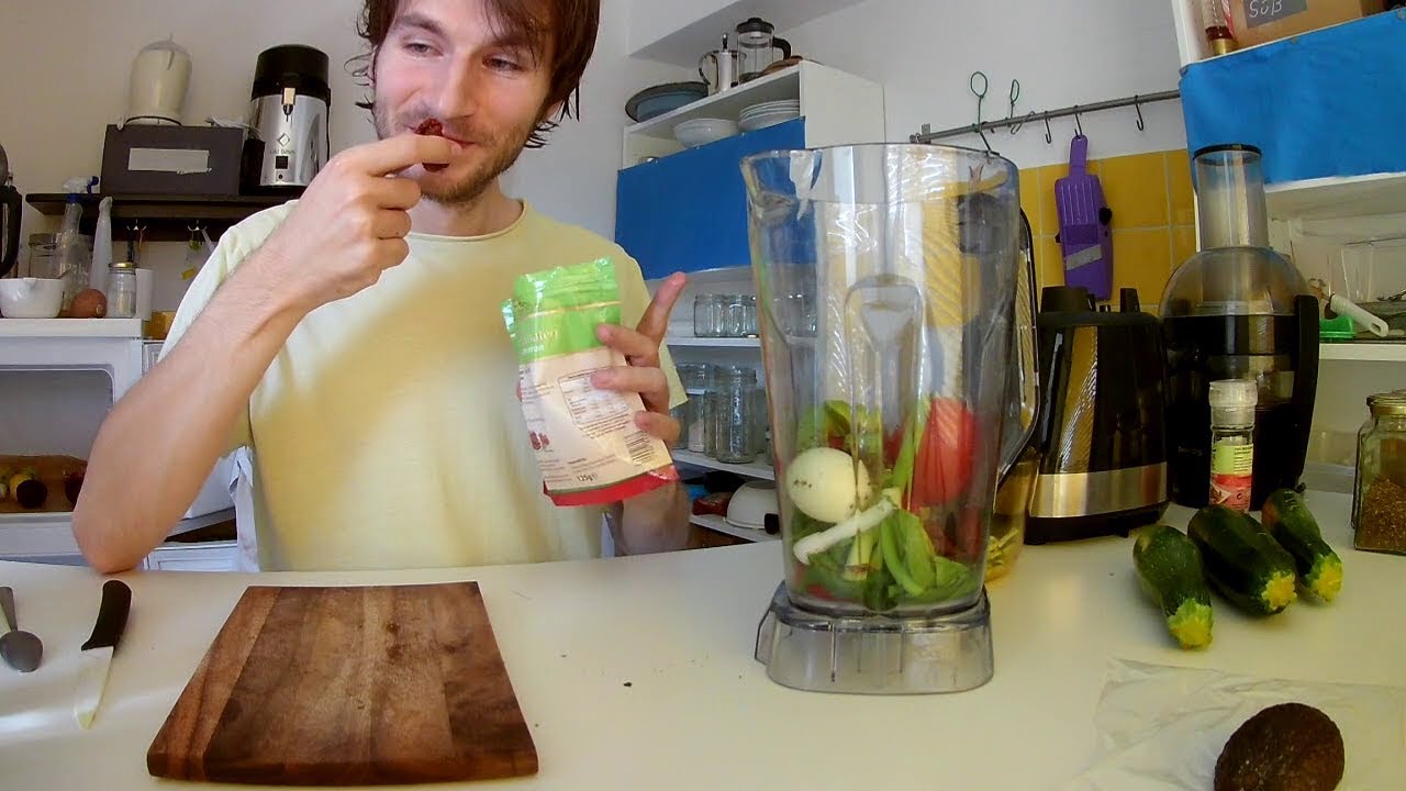 Zoodlen mit roher Tomatensauce