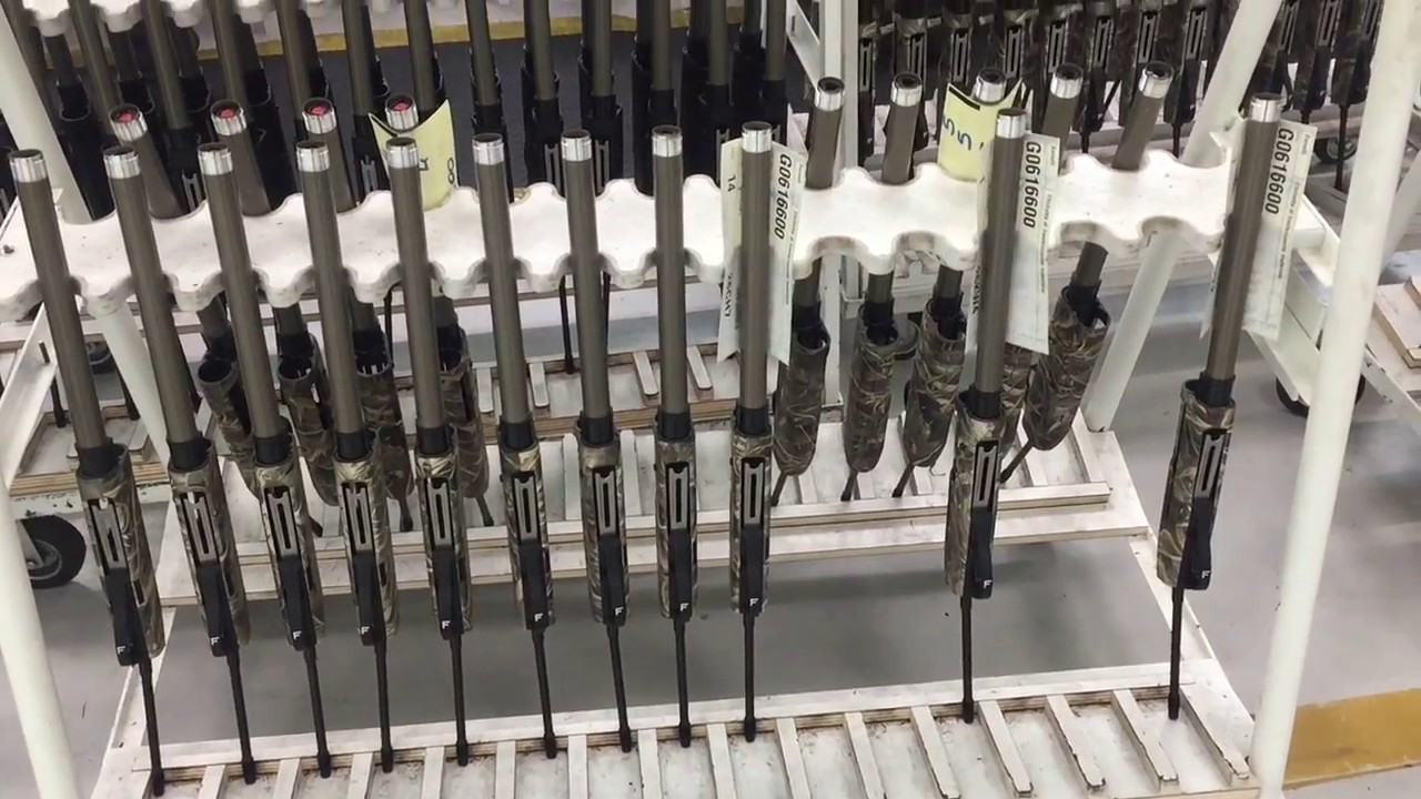 Operai al lavoro alla Benelli Armi di Urbino