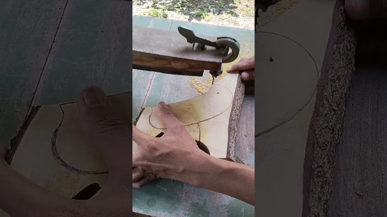 Proses mengrajin warangka mengunakan jekso.. 