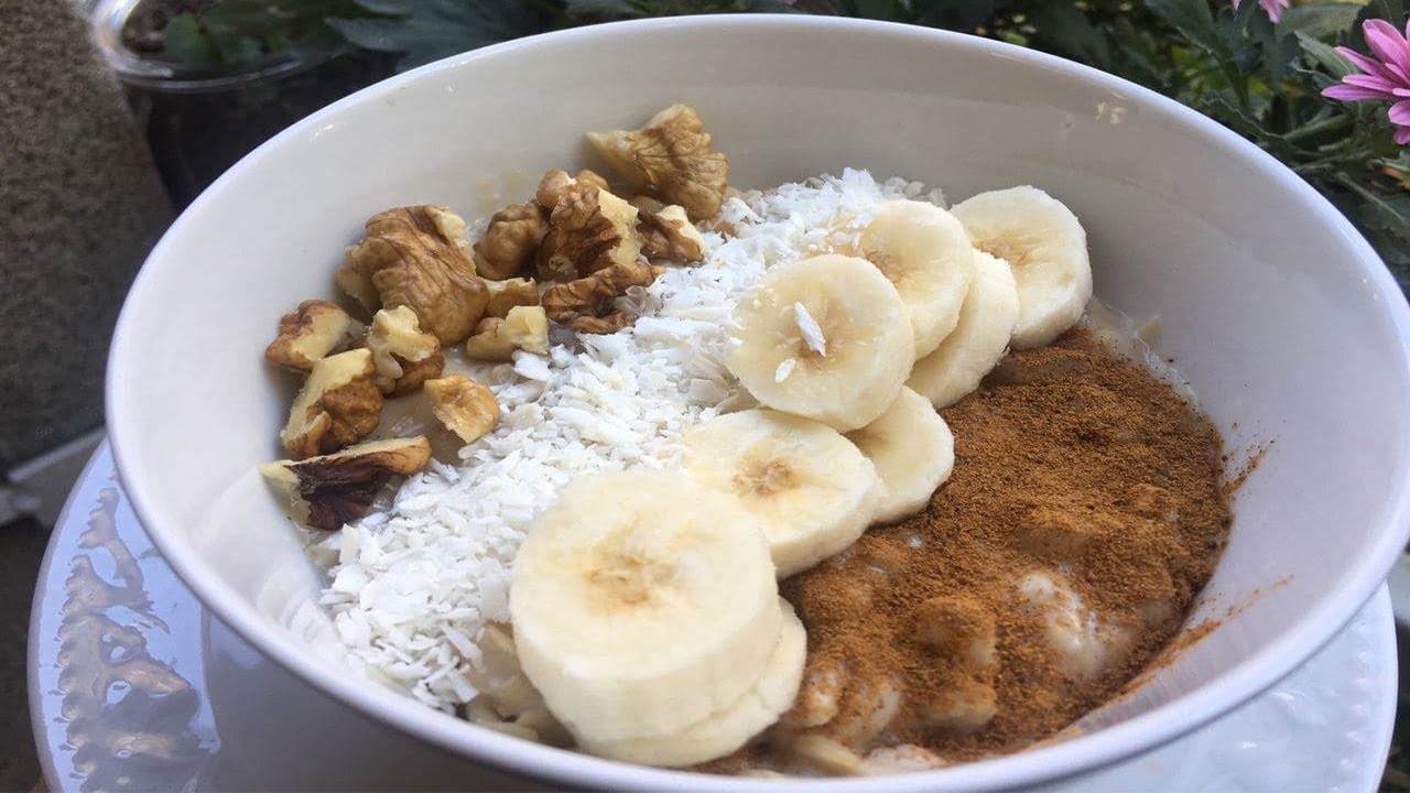 Sabahları içinizi ısıtacak Tok tutan Muzlu Yulaf Lapası Tarifi 🥣