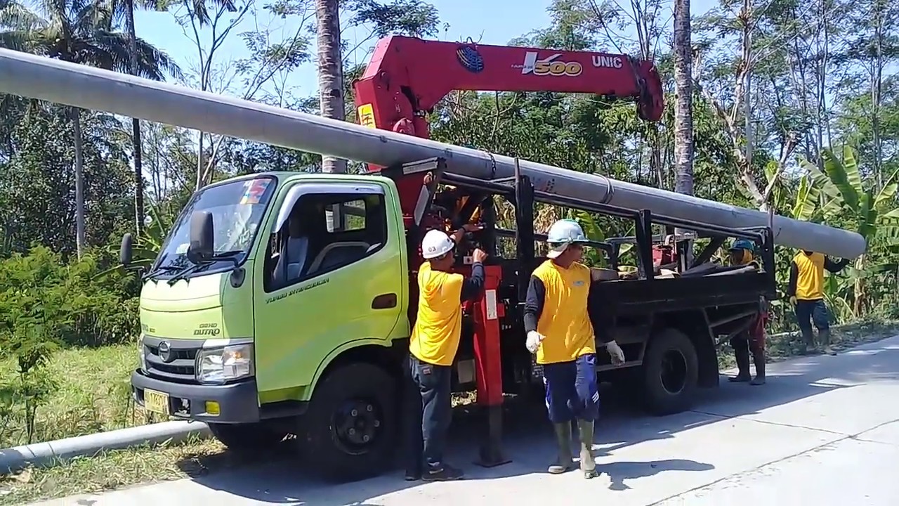 Bukan Driver Biasa....Proses & Cara Mengangkat Tiang listrik ke Mobile Crane