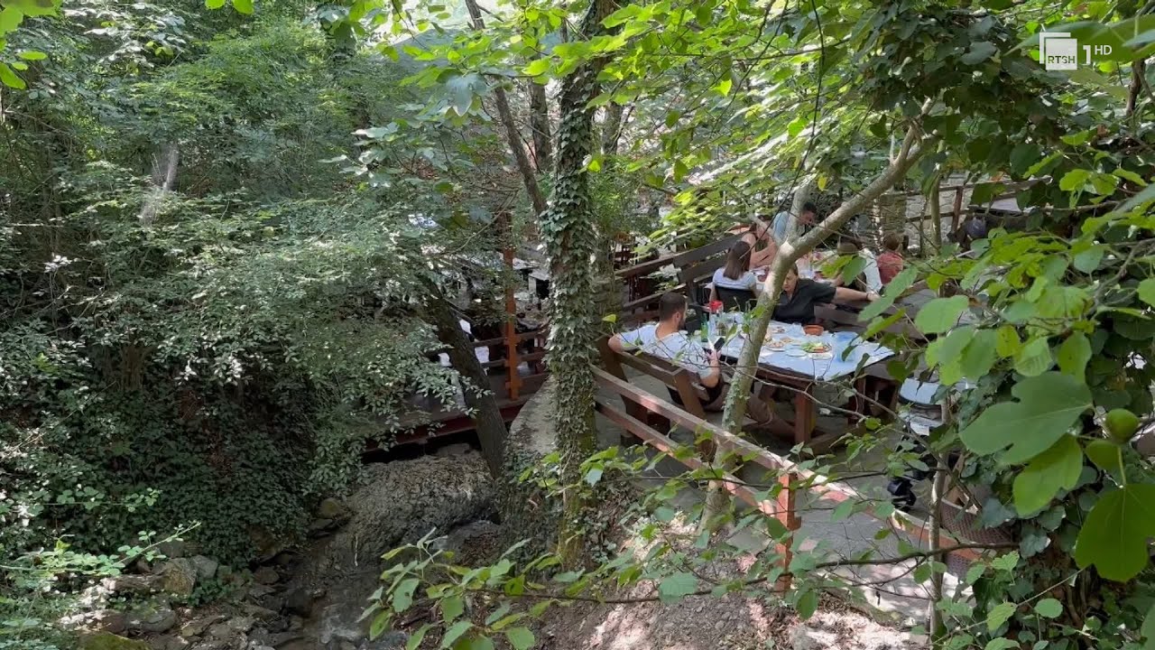Katundi i vjetër në Mirditë, turistët të kënaqur por mbetet problem rruga e amortizuar | RTSH