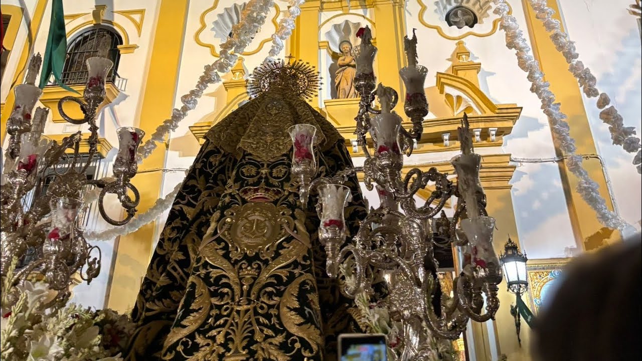 Entrada completa de la Esperanza de Triana en la capilla de los marineros.