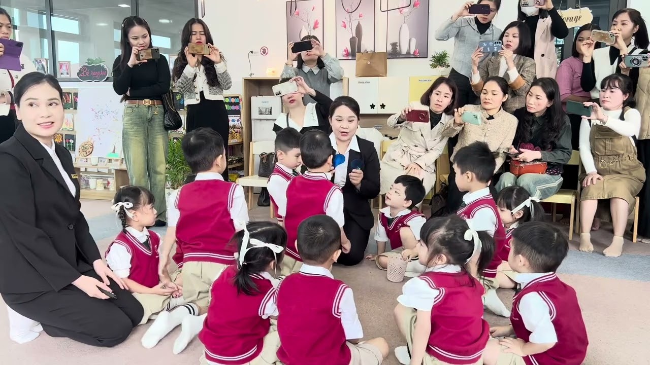 Hoạt động học: Khám phá “Sự kì diệu của sắc màu” - Lớp MGB - Trường Mầm non Phúc Lộc