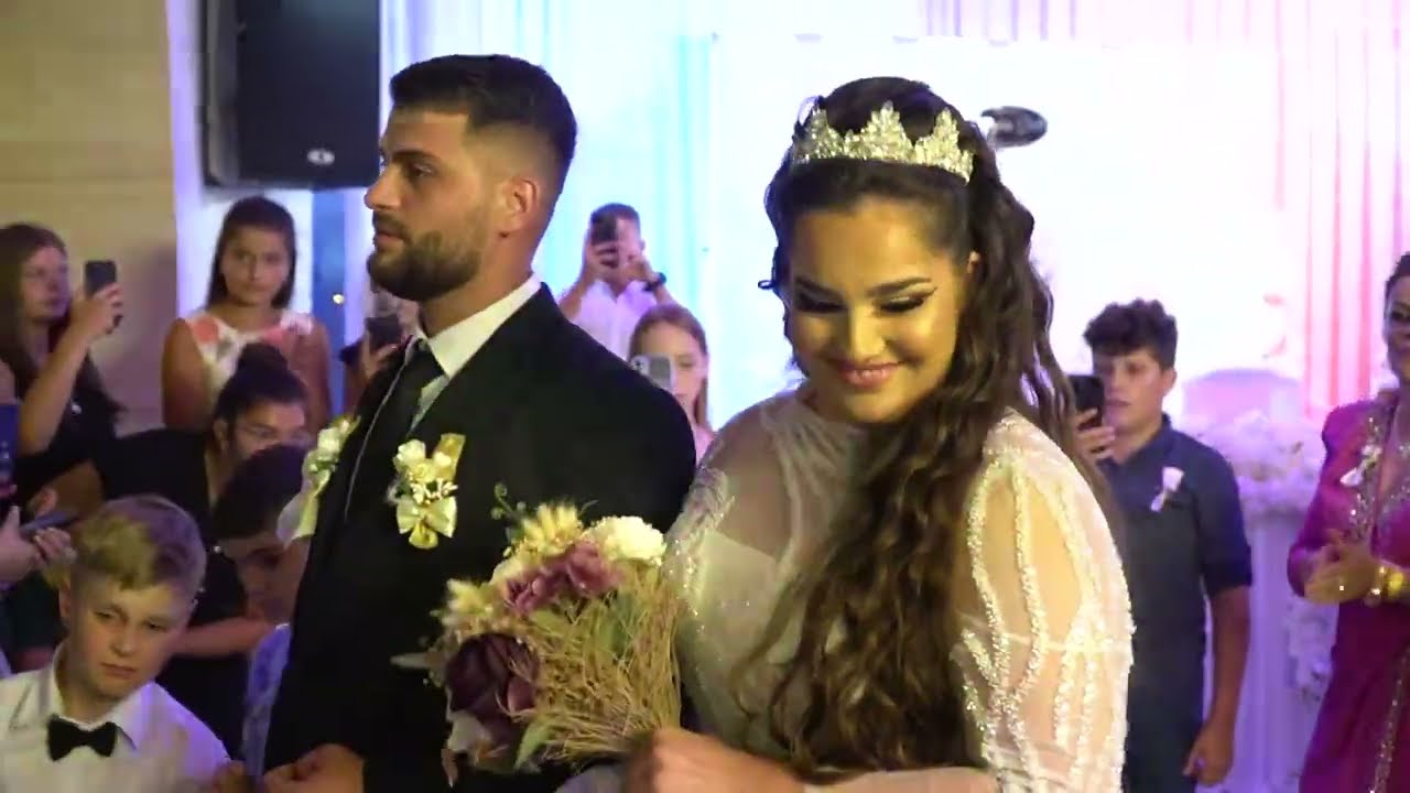 Tradicionalni ulazak mladenaca uz tapane