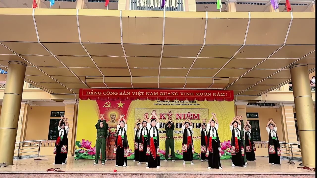 Múa: Gặp nhau giữa rừng mơ X Chiếc khăn piêu- Chi đoàn 12I- THPT Kim Thành