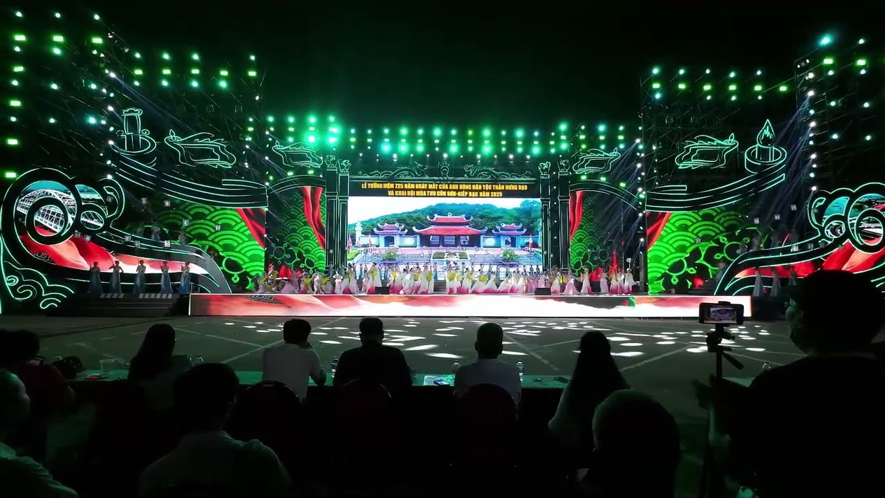 Lễ hội Côn Sơn - Kiếp Bạc tối ngày 5-10