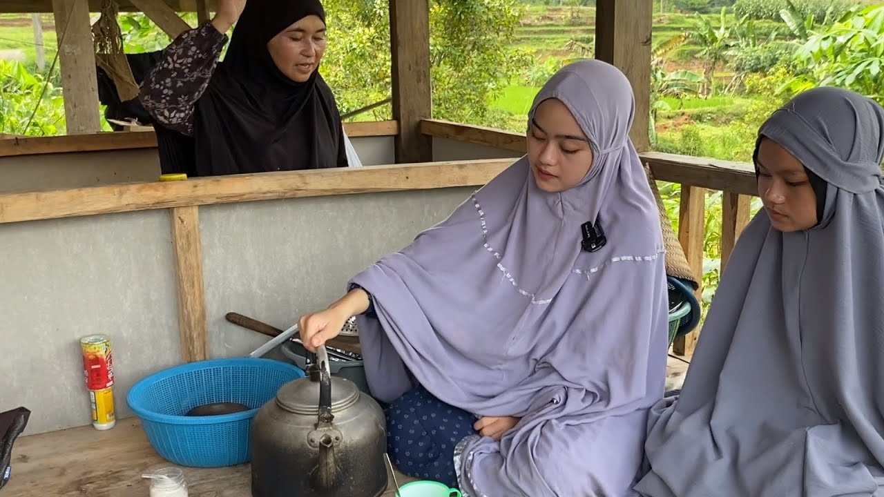 TANGIS BAHAGIA NENG RISMA PUTRINYA USTADZAH SAAT KEDATANGAN DONATUR MACHO DARI LUAR NEGRI