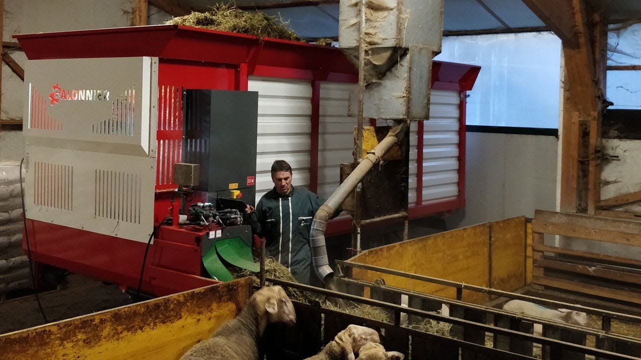 Distributrice Foin en Vrac GALONNIER - distribution sur tapis m&eacute;canis&eacute; en bergerie