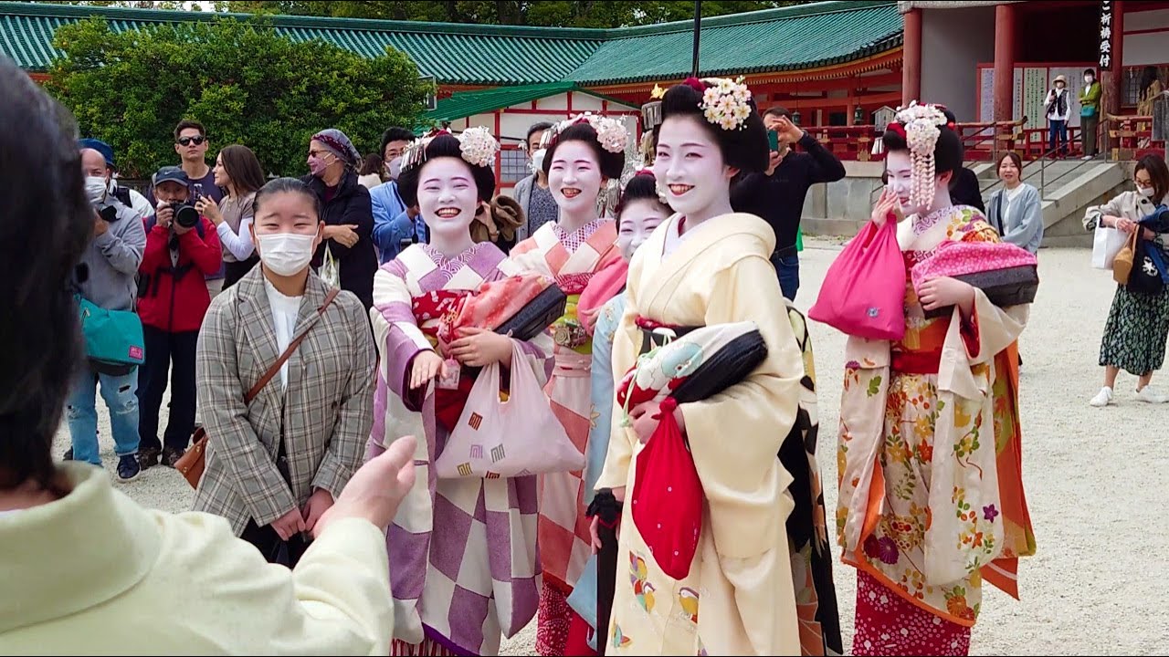 Geishas go to Heian Shrine from Gion in Kyoto on a day business trip 祇園の舞妓さんが平安神宮へ日帰り出張、京都旅行