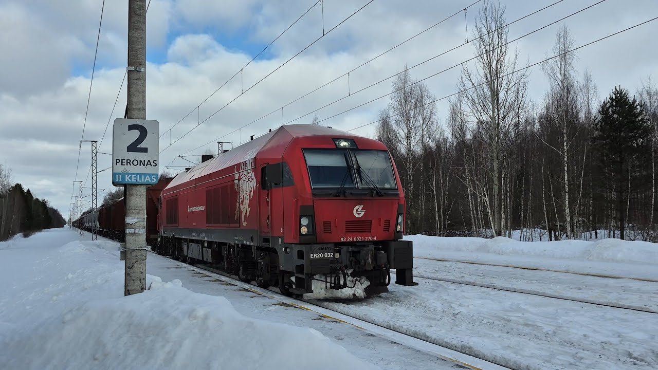 Тепловоз ER20CF-032 с грузовым поездом / Diesel locomotive ER20CF-032 with freight train