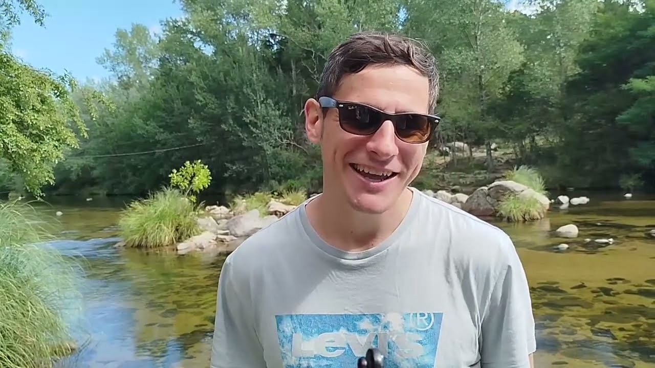 TURISTAS DIFRUTAN EN EL RÍO LOS REARTES