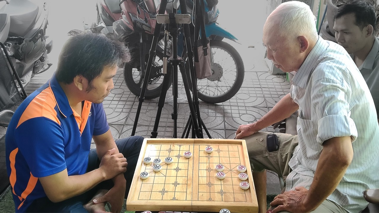 Rồi xong luôn, Minh La bữa nay dắt Chú Việt Xích Lô vô rừng lột sạch đồ