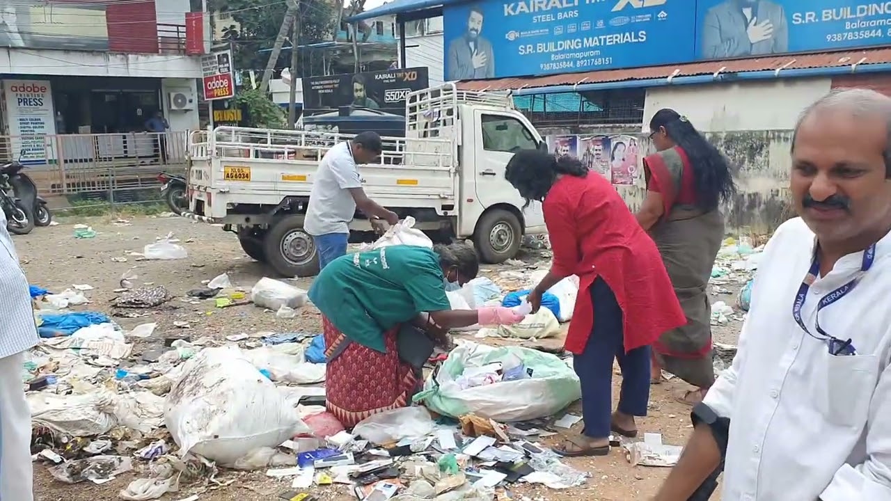 വാര്‍ത്തക്ക് ഫലം കണ്ടു ബാലരാമപുരം ഗ്രാമപഞ്ചായത്ത് കച്ചേരിക്കുളത്തിലെ മാലിന്യം നീക്കി