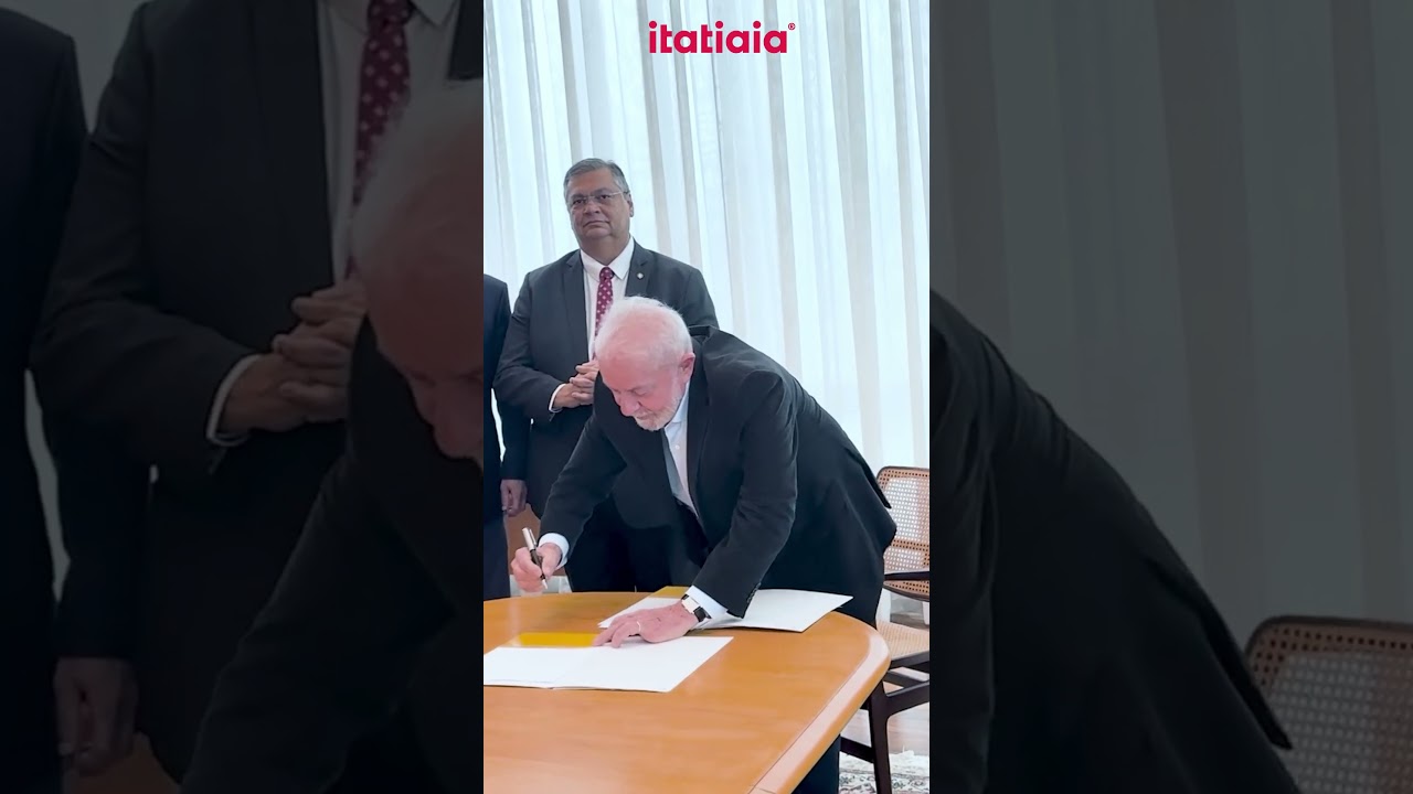 VEJA O MOMENTO EM QUE O PRESIDENTE LULA INDICA FL&Aacute;VIO DINO AO STF #shorts