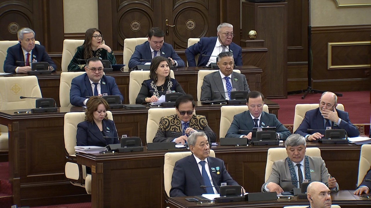 Зарплаты госслужащим будут повышать каждые три года
