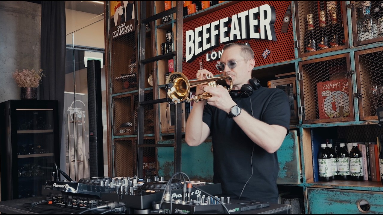 Patrick On Trumpet | Niewinna Kawka #1 | Coffee Rave | House Music & Trumpet Live Act
