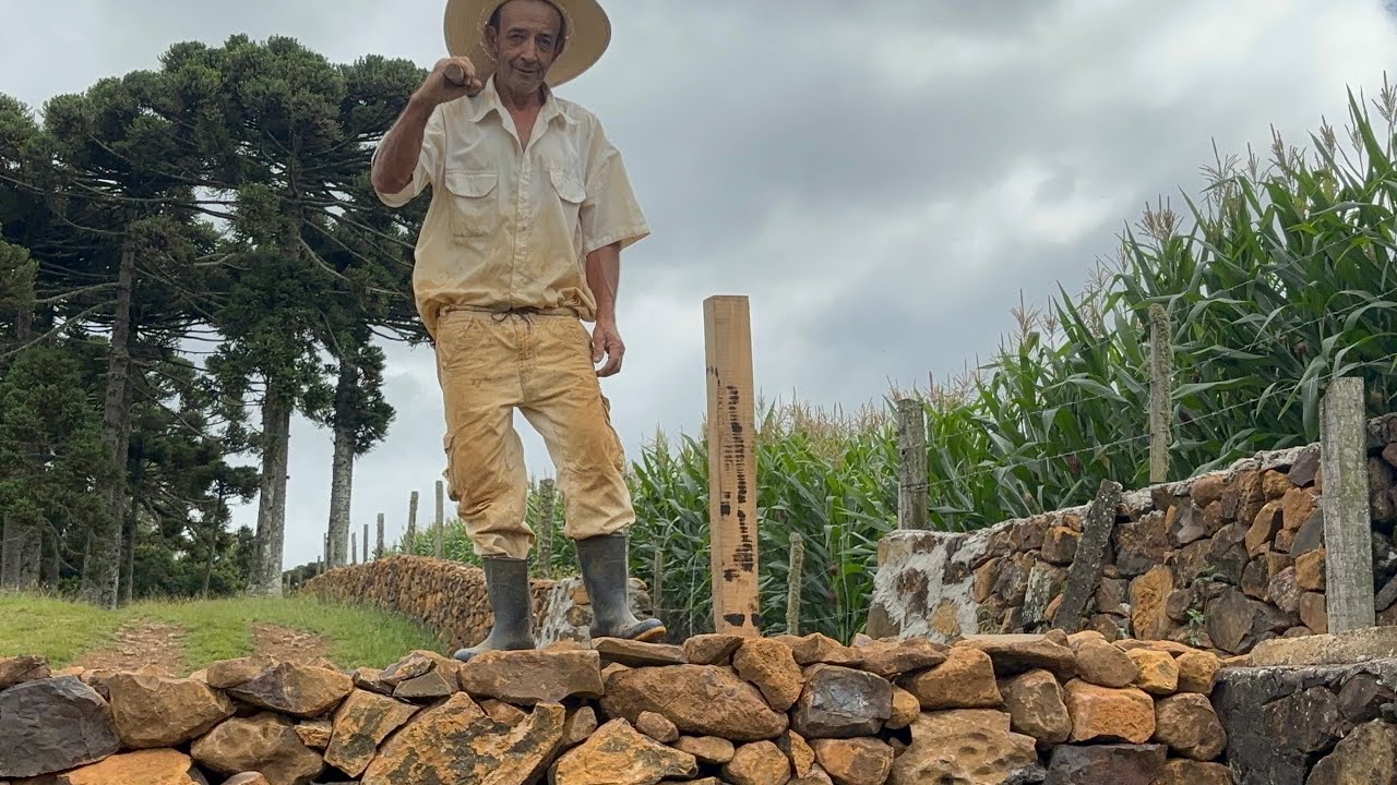TAIPA OU MURO DE PEDRA FEITO MANUALMENTE PELO GIOVANE