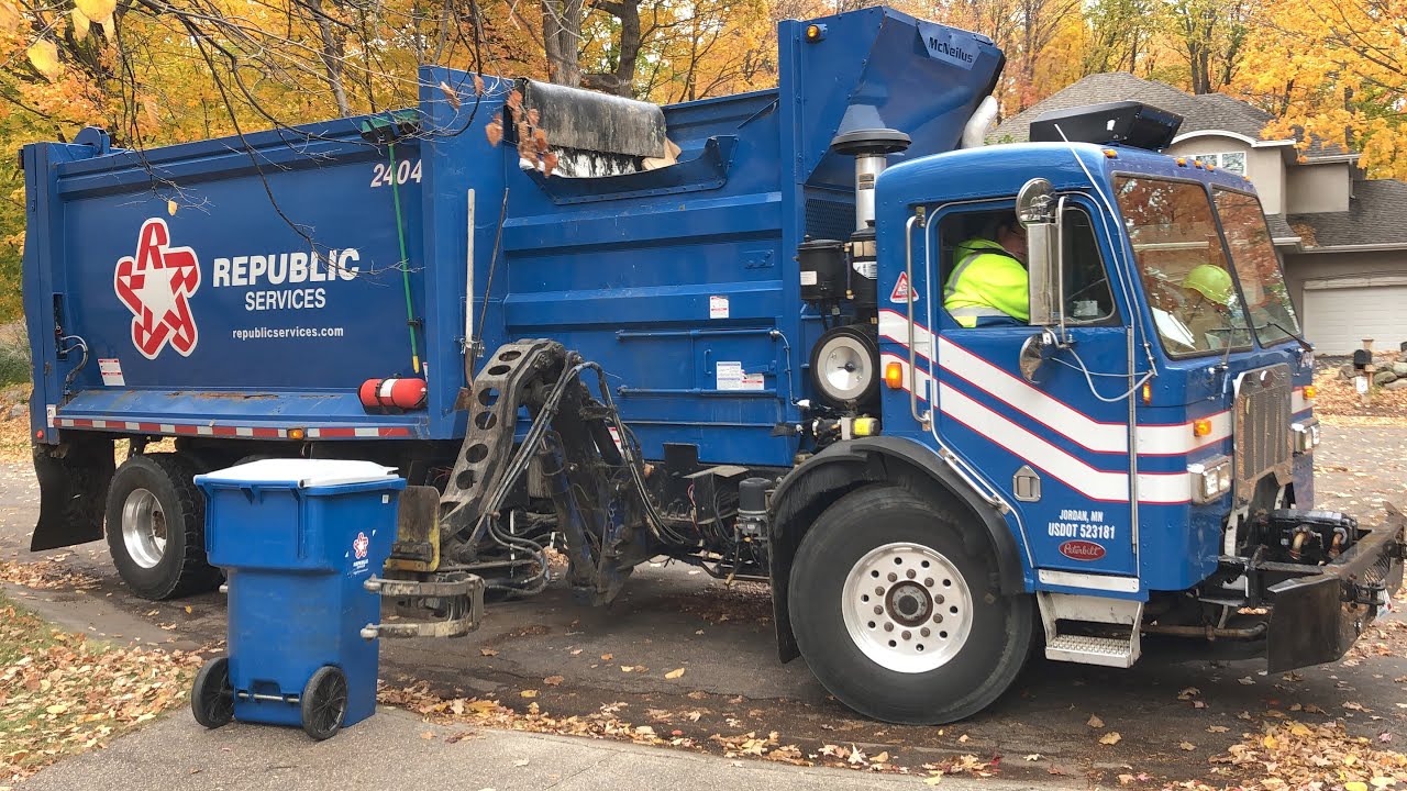 Republic Services Peterbilt McNeilus Autoreach Garbage Truck