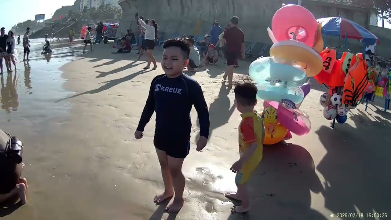 Duy Anh và Nhật Anh tắm biển Vũng Tàu Tàu ngày mùng 2 Tết năm 2026.