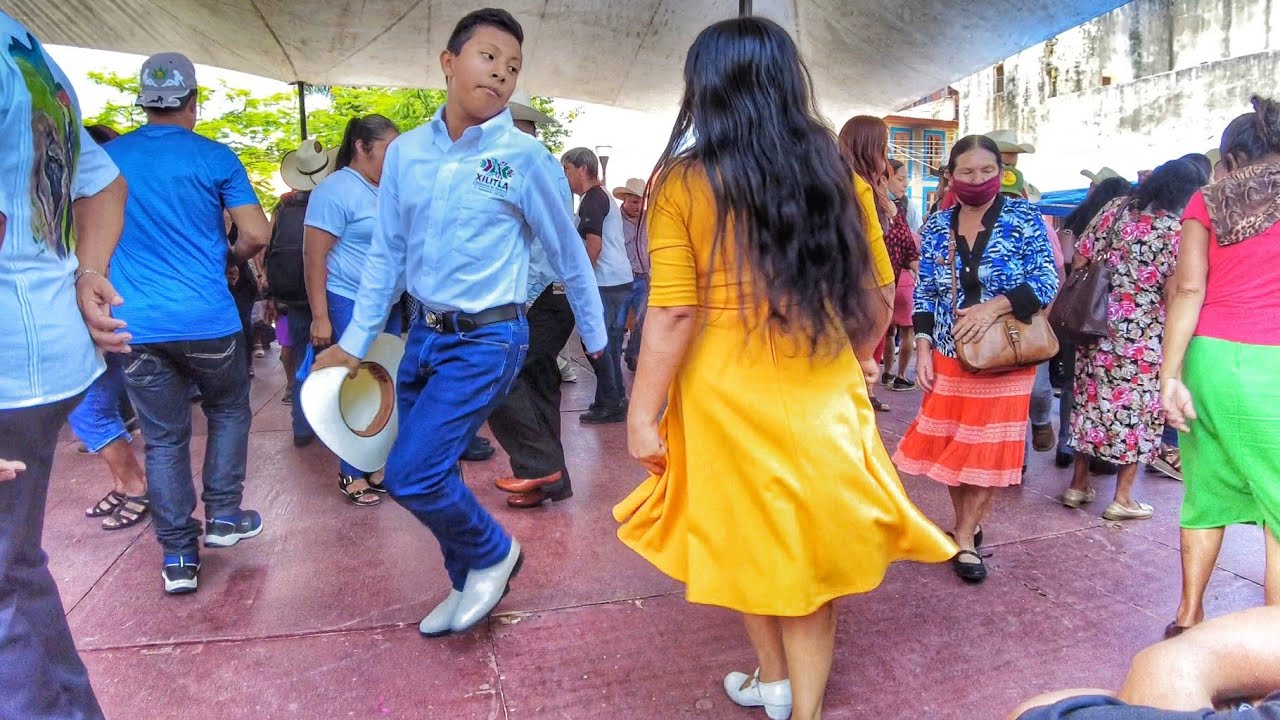 ¡TREMENDO CHAMACO! 🤩 BAILANDO CON EVA MONTES EN XILITLA 🇲🇽 EL MIL AMORES 🎶🎻