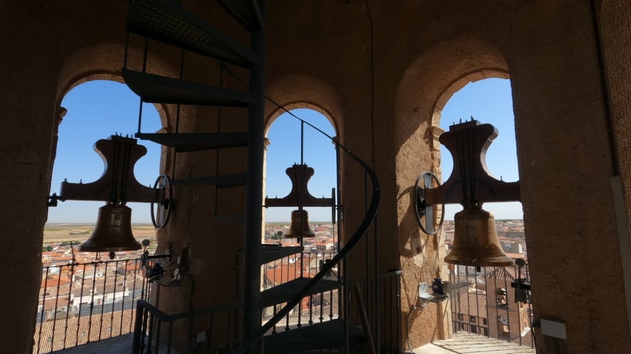 (La Solana) Campanario de la Parroquia de Santa Catalina y las campanas recién restauradas