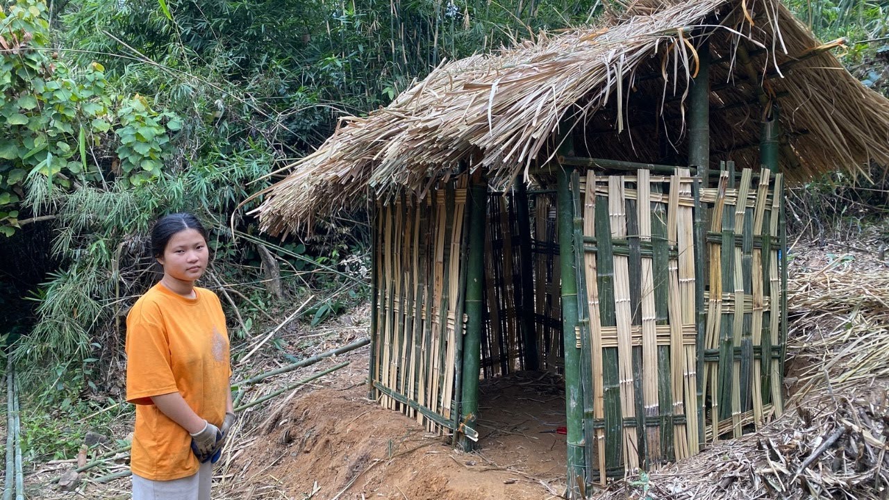 A Young Female Factory Worker Leaves the City to Build a Bamboo House Deep in the Forest