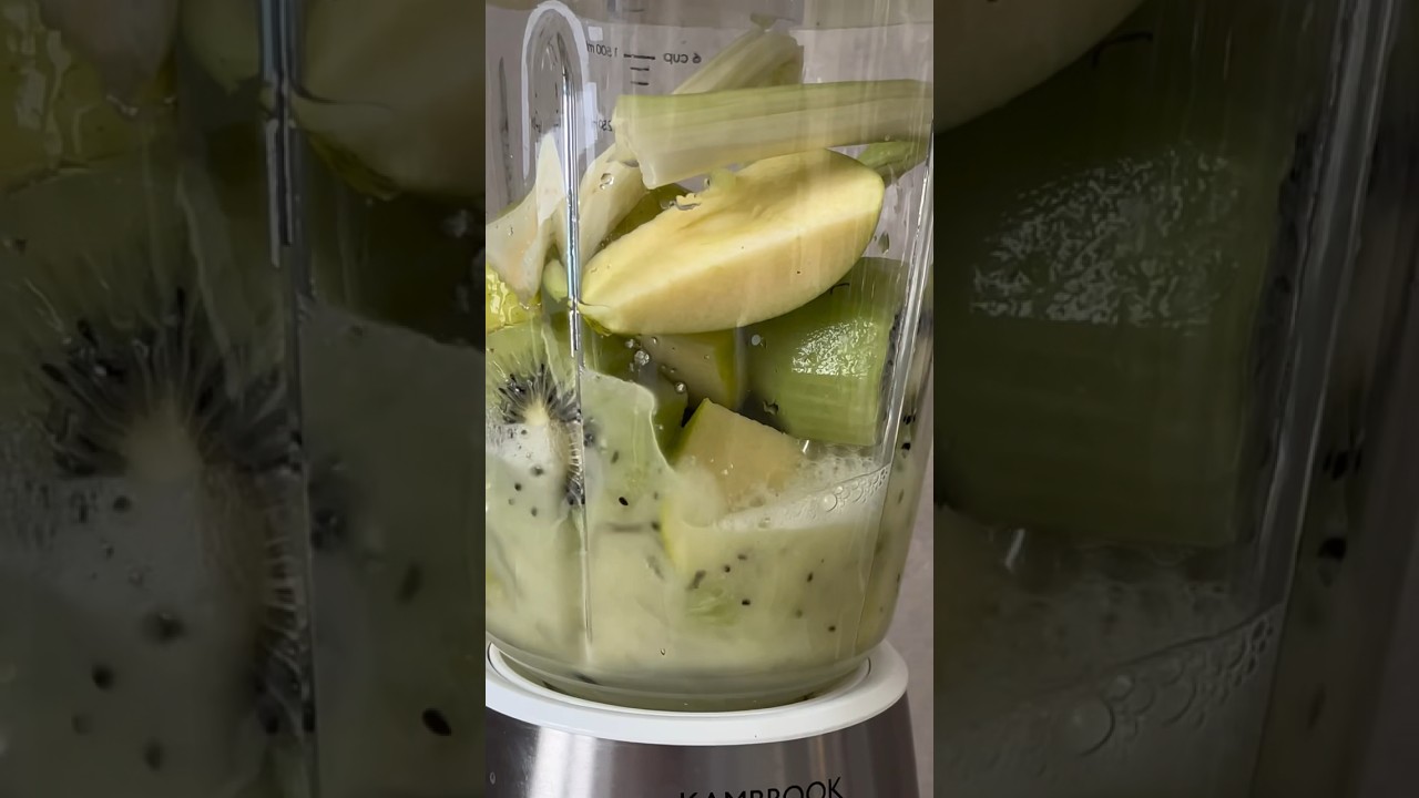 Самый легкий рецепт смузи 🍏🥝 2 яблока, 2 киви, сельдерей на глаз и 100 мл воды