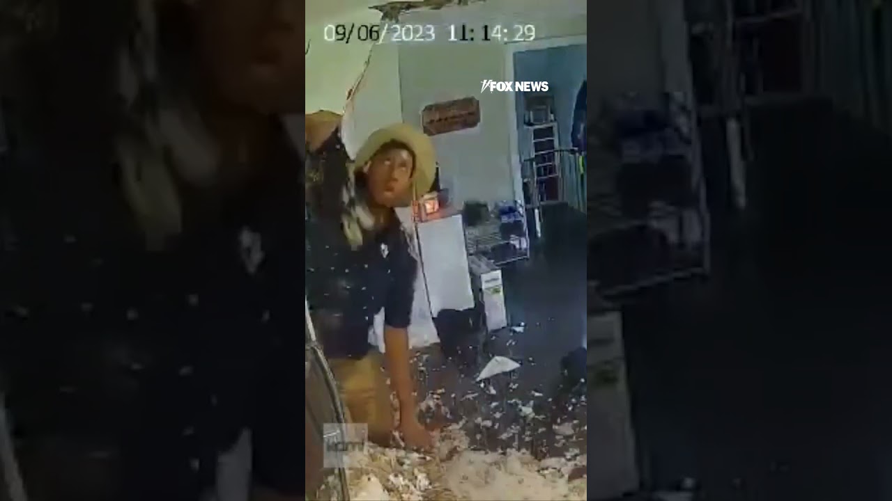 Mężczyzna wpada przez sufit podczas dziwnej inspekcji dachu #shorts