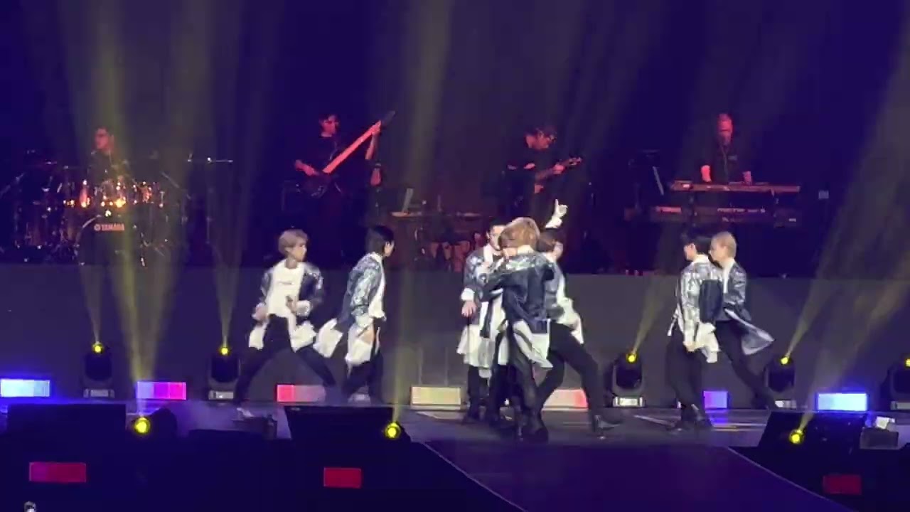 THUNDEROUS | STRAY KIDS (스트레이 키즈) MANIAC WORLD TOUR | MELBOURNE | 02/18/23 | 4K