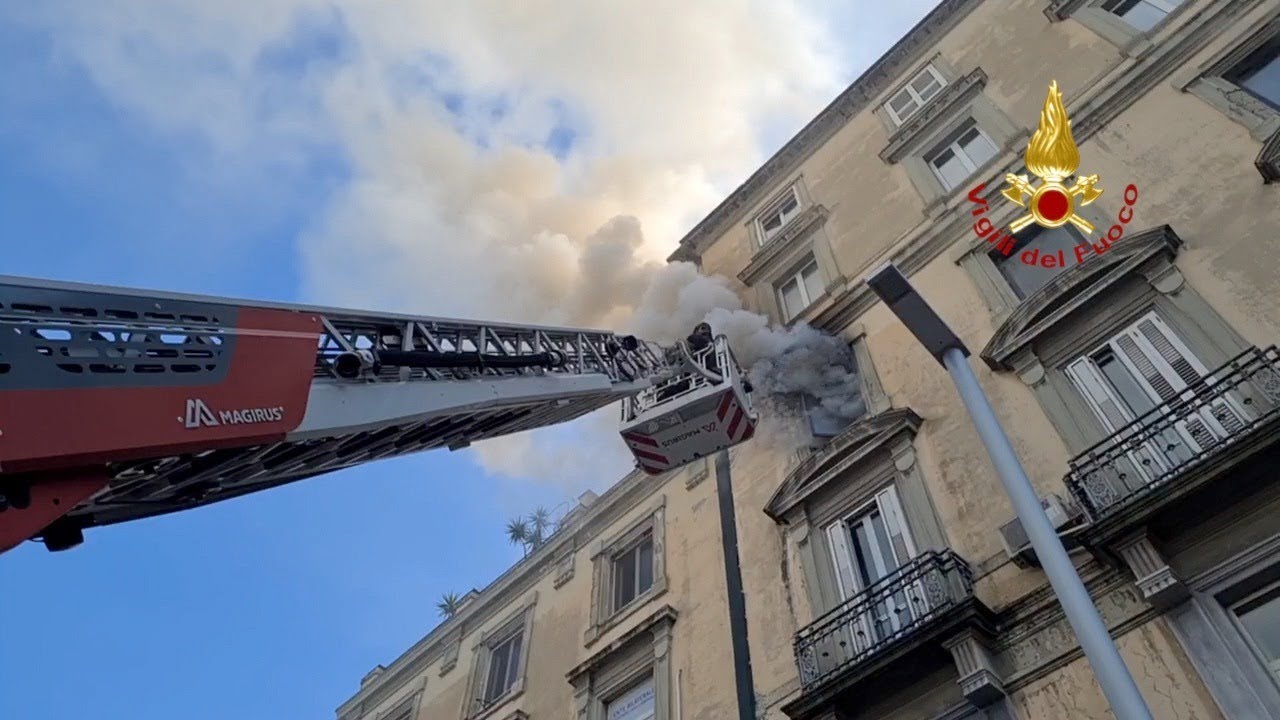 NAPOLI - INCENDIO APPARTAMENTO PIAZZA GARIBALDI: SOCCORSE CON L’AUTOSCALA 3 PERSONE