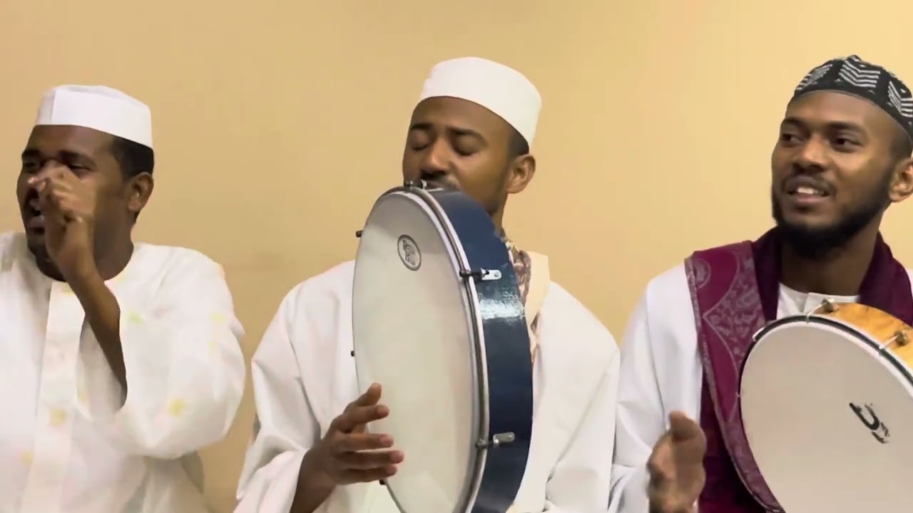 المادح ابراهيم بلل والمجموعه مع ابناء الشيخ مصطفى الفادني ليالي المولد النبوي الشريف بقطر/ صلاه الحي