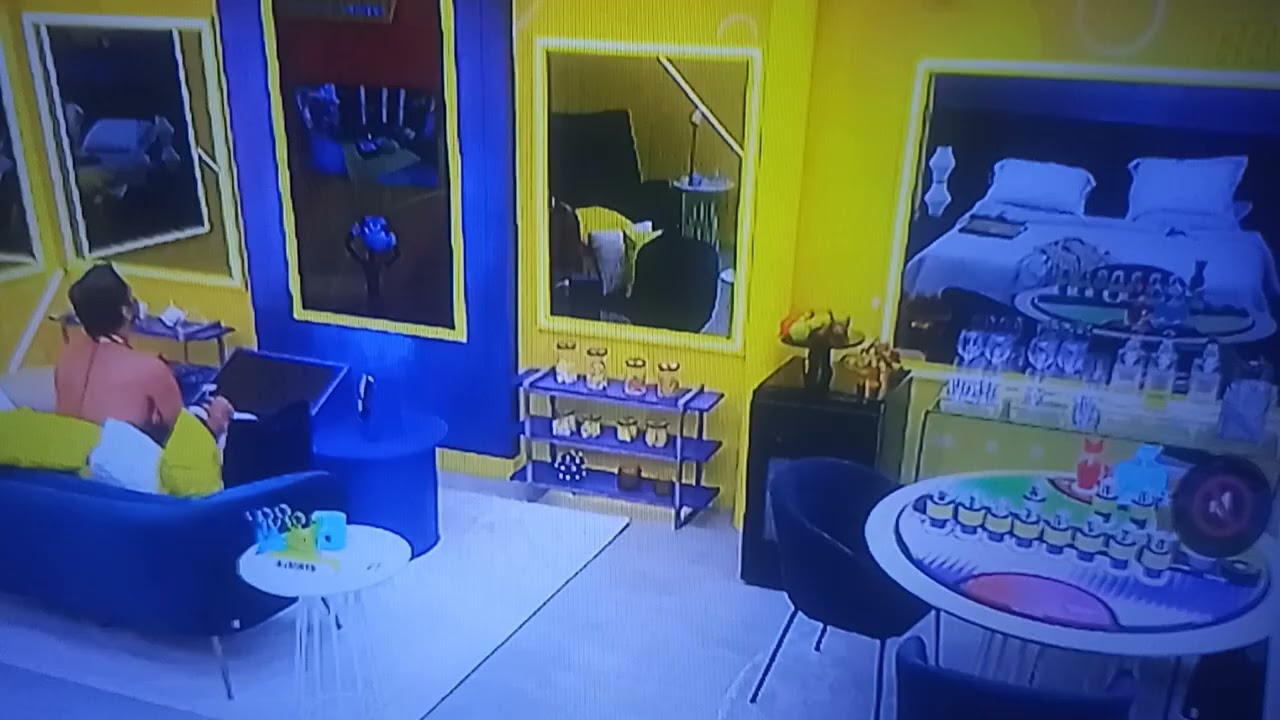 ANA DA ATAQUE DE ESTRELA POR ROUPA 