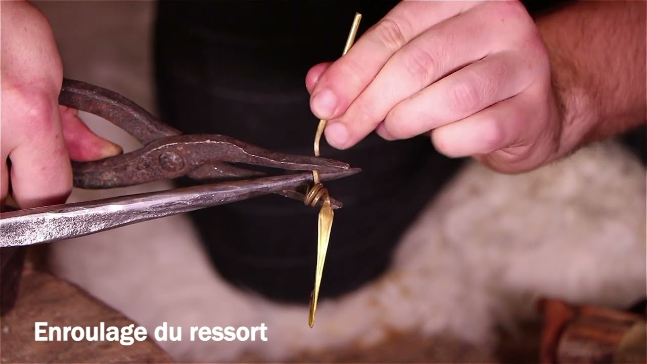 Fabrication d'une fibule Nauheim en bronze - vid&eacute;os p&eacute;dagogiques pour Arch&eacute;ologie Alsace