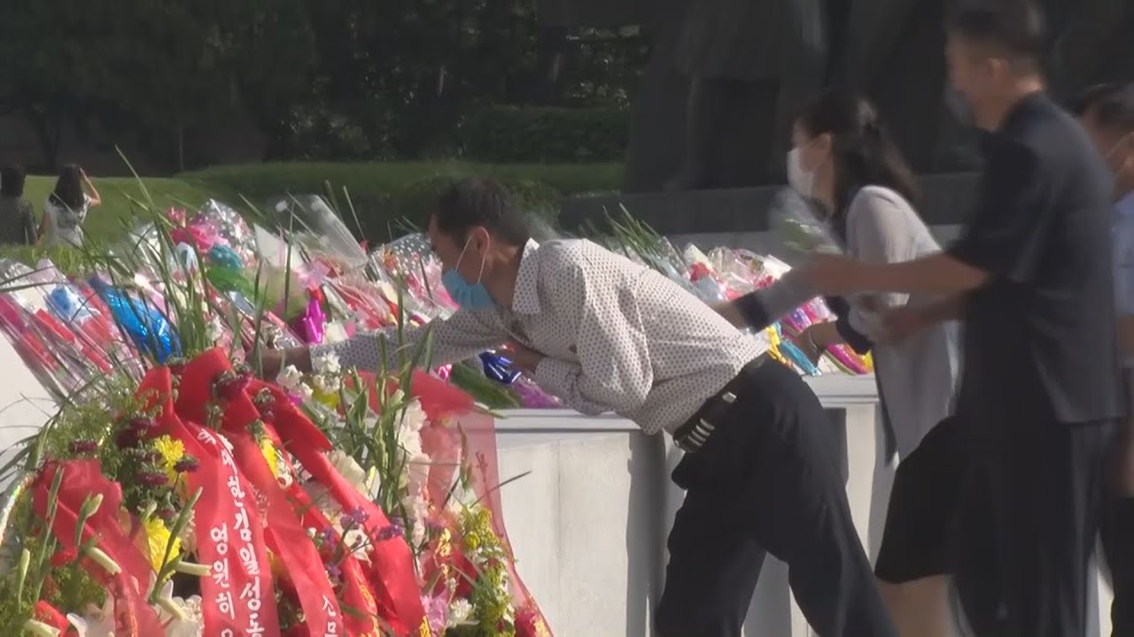 故金正日氏記念日で献花 平壌の万寿台の丘