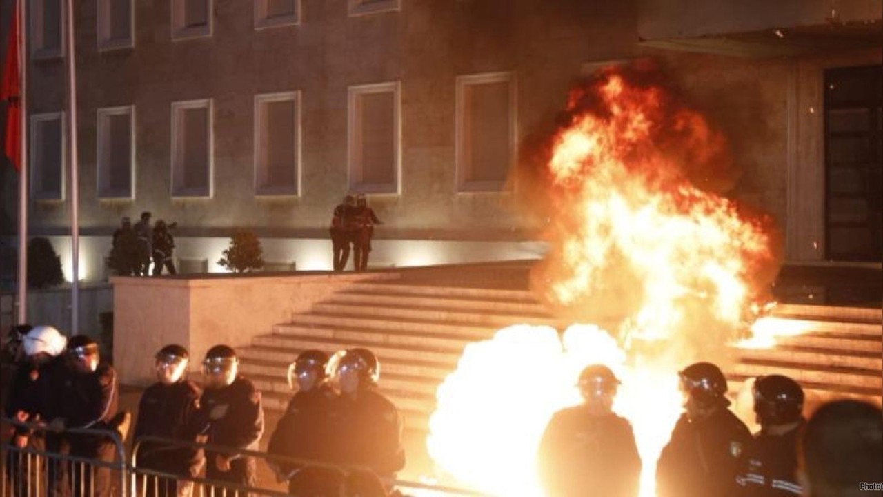 Trazira dhe molotovë/ Mesazhi i Berishës para protestës për demokratët, analistët e plasin skenarin