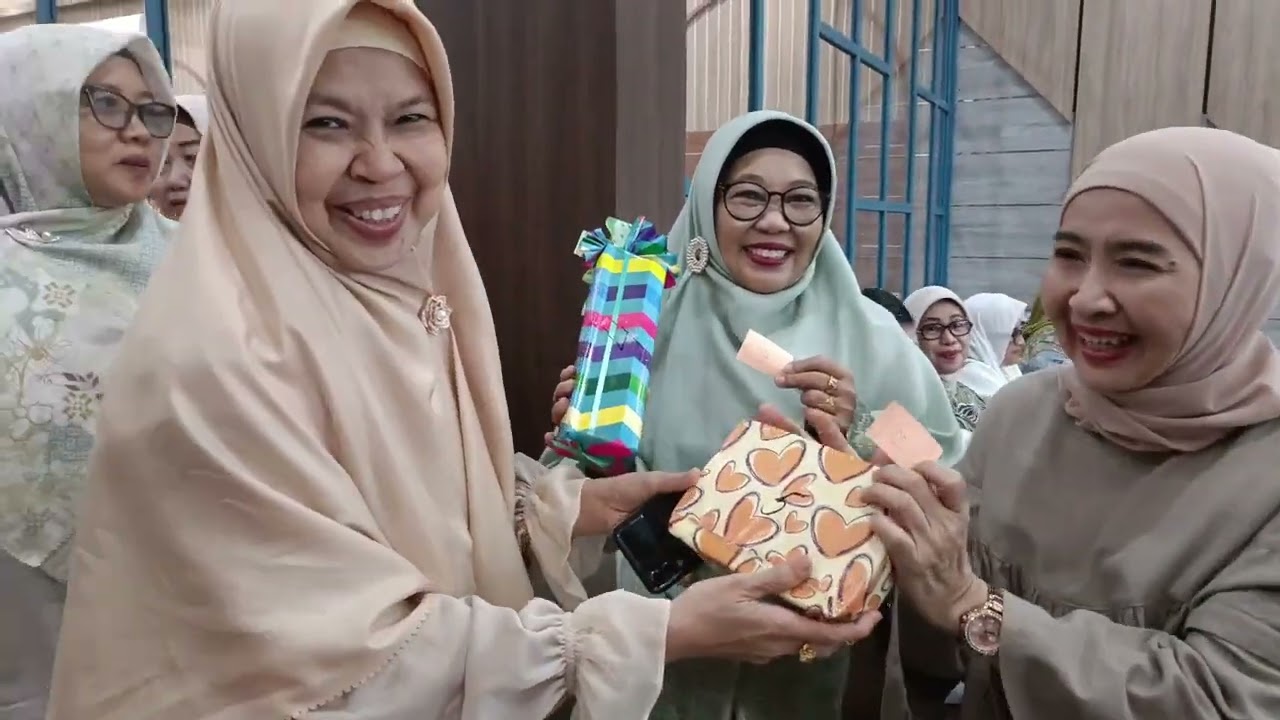 Seru2an ibu2 Perdos Unhas Tamalanrea di RM Surya Manik Perintis 