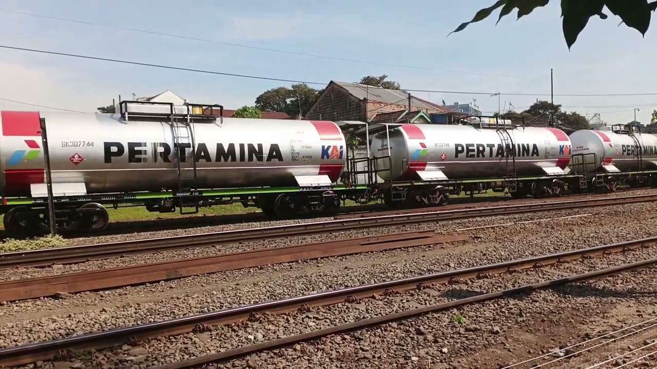 KA penuh BBM dari depo Surabaya tiba di stasiun Kotalama, kembali dikirim ke depo BBM Malang 