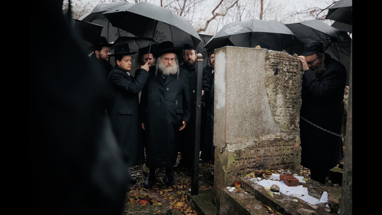 מסע פולין חלק א' [וורשא קוז'ניץ לובלין] - הגאון רבי דניאל אלתר ביידיש והרב אריה הנדלר באנגלית